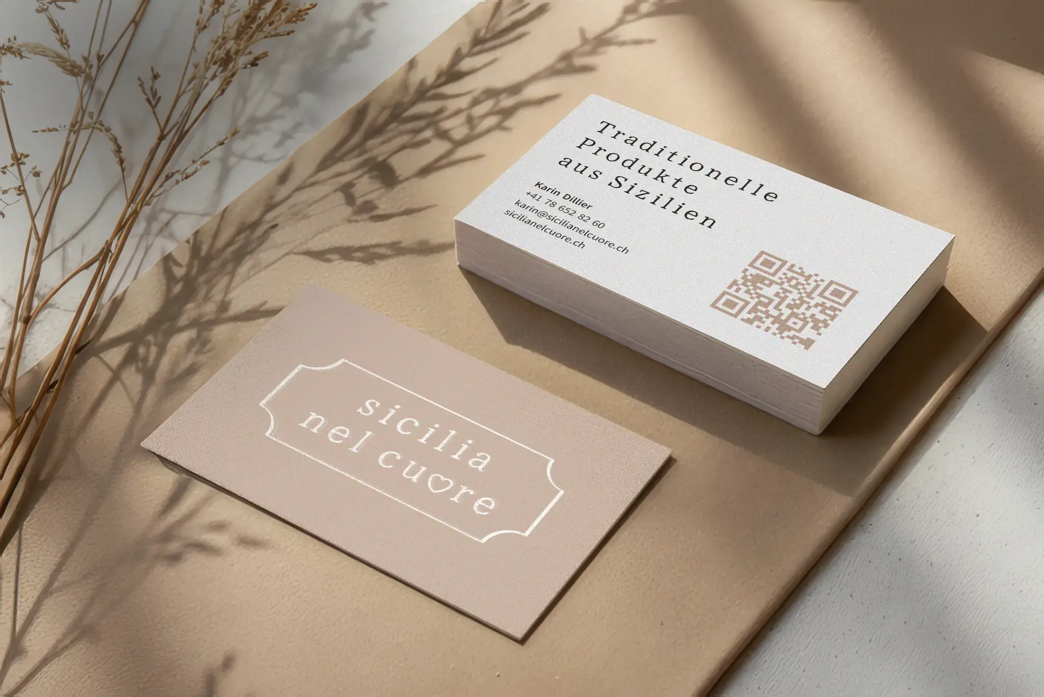 Visitenkarten mit dem neuen Design und Logo